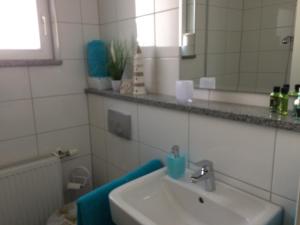 Ένα μπάνιο στο Schöne zwei Zimmer Wohnung
