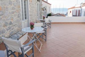 伊兹拉Astraea的露台上的一组桌椅