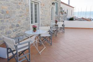 Gallery image of Astraea in Hydra