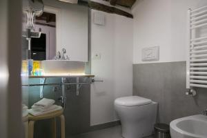 un baño con inodoro y lavabo en Corte del Merlo, en Palermo 27 fotos más