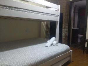 Łóżko lub łóżka w pokoju w obiekcie Casa Sevilla Nervión-Centro