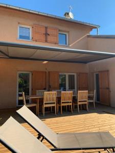 Chalet Barcelonnette的庭院或其他户外区域