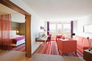 Postel nebo postele na pokoji v ubytování Mövenpick Hotel Zurich Airport