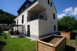 ein großes weißes Haus mit einem Hof davor in der Unterkunft Apartments Razingar 9 in Bled