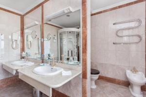- Baño con 2 lavabos y aseo en Baltic Star Hotel en Petrodvorets