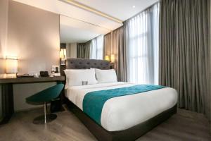 A bed or beds in a room at Hotel XYZ