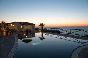 Bazén v ubytovaní Hotel Bue Marino alebo v jeho blízkosti