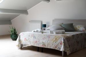 sypialnia z dużym łóżkiem z narzutą kwiatową w obiekcie B&B Alle Falde Dell'Etna w mieście Zafferana Etnea