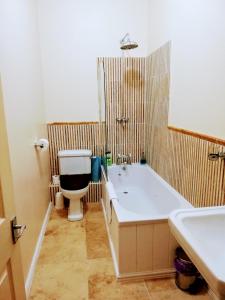 a bathroom with a sink, toilet and bathtub at Picton-House in St Clears
