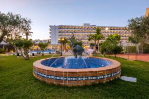 エス・カナにあるホテル カリブの像のある公園の噴水
