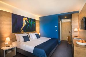 Ein Bett oder Betten in einem Zimmer der Unterkunft Remisens Hotel Epidaurus-All inclusive