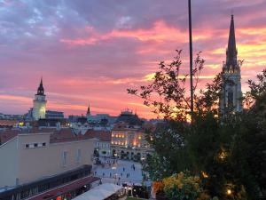 Východ nebo západ slunce při pohledu z apartmánu nebo okolí