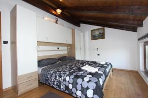 - une chambre avec un lit et une couette noire et blanche dans l'établissement Holiday House Cuvi, à Rovinj