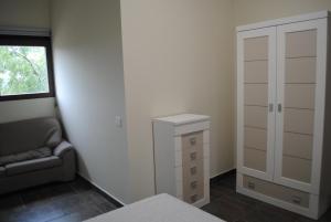 1 dormitorio con 1 cama, vestidor y armario en Guara Rural, en Panzano