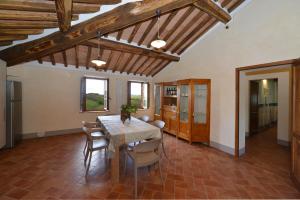 阿夏诺Agriturismo Mocine的有桌子和椅子的餐厅 更多37张照片