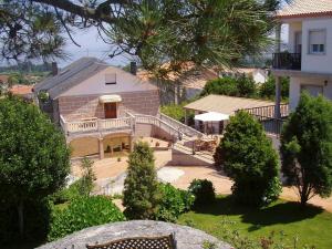 Luftaufnahme eines Hauses mit Balkon in der Unterkunft Hotel & Apartamentos Cons da Garda in San Vicente de O Grove
