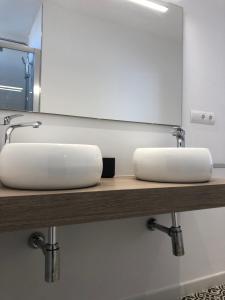 フエンヒロラにあるSur Suites Perla 6 - 2のバスルーム(白い洗面台2台、鏡付) +23枚の写真