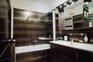 Kúpeľňa v ubytovaní Hollo Apartment - PRIVATE GARAGE - A/C