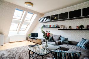 Posedenie v ubytovaní Hollo Apartment - PRIVATE GARAGE - A/C