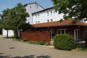 un bâtiment avec une clôture rouge devant lui dans l'établissement CiTTy Hotel Schweinfurt, à Schweinfurt