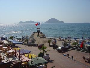 a view of a beach with people and the ocean at Oasis Apart in Turgutreis