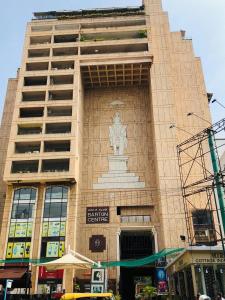 een gebouw met een standbeeld aan de zijkant bij Ivory Tower in Bangalore