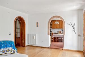 un soggiorno con pareti bianche e una sedia blu di Casa Nespolo Abano Terme ad Abano Terme