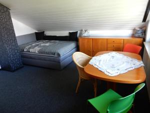 Pokój z łóżkiem i stołem z łóżkiem i małym stołem z w obiekcie Ferienwohnung Apfelstübchen w mieście Friedrichshafen