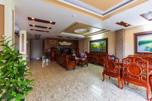 un hall avec des chaises en bois et une salle à manger dans l'établissement KHÁCH SẠN SEN VÀNG, à Lào Cai