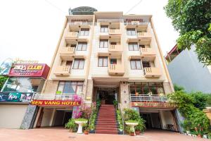 - un bâtiment avec des marches menant à l'aile du séjour dans l'établissement KHÁCH SẠN SEN VÀNG, à Lào Cai