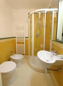 e bagno con doccia, servizi igienici e lavandino. di Abatellis Luxury a Palermo