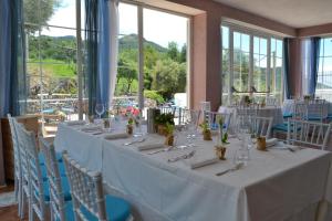 Reštaurácia alebo iné gastronomické zariadenie v ubytovaní Borgo Rosso di Sera - Resort Country Chic