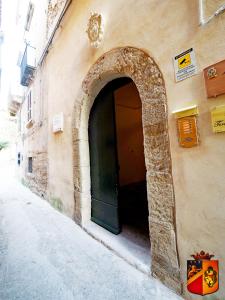 トロペアにあるPalazzo Toraldo di Franciaの建物脇のアーチ道