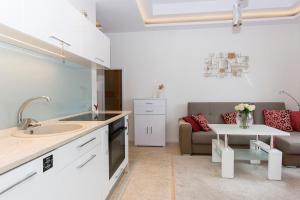 Kuchyňa alebo kuchynka v ubytovaní Ascot - Neptun Park by OneApartments