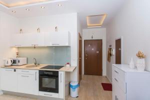 Kuchyňa alebo kuchynka v ubytovaní Ascot - Neptun Park by OneApartments