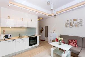 Kuchyňa alebo kuchynka v ubytovaní Ascot - Neptun Park by OneApartments