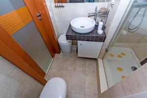 Kúpeľňa v ubytovaní Ascot - Neptun Park by OneApartments + 7 fotografií
