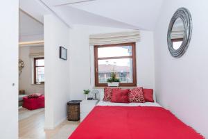 Posteľ alebo postele v izbe v ubytovaní Ascot - Neptun Park by OneApartments