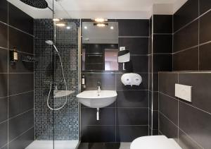 ein Bad mit einem Waschbecken, einer Dusche und einem WC in der Unterkunft Holzer II in Porto-Vecchio