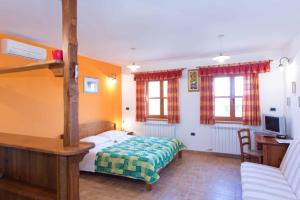 1 dormitorio con cama y escritorio en Tourist farm Tonin, en Šmarje