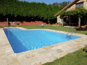 una piscina en el patio de una casa en Belvilla by OYO Casa Santiago de Compostela, en Roxos