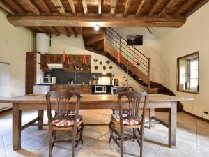 una cocina con una gran mesa de madera y sillas en Cozy Holiday Home in Lantheuil with Garden, en Lantheuil
