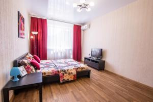 Llit o llits en una habitació de Апартаменты у Парка Краснодар на Восточно-Кругляковской