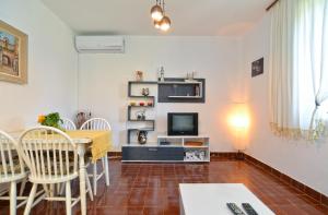 Televízia a/alebo spoločenská miestnosť v ubytovaní Apartment Pineta 1817