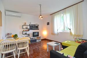 Kuchyňa alebo kuchynka v ubytovaní Apartment Pineta 1817