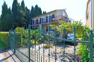 Vonkajšia záhrada v ubytovaní Apartment Pineta 1817