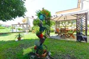 Vonkajšia záhrada v ubytovaní Apartment Pineta 1817