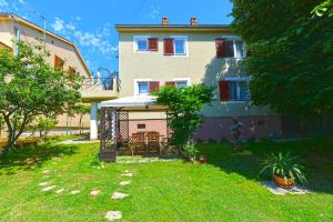 Vonkajšia záhrada v ubytovaní Apartment Pineta 1817