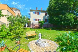 Vonkajšia záhrada v ubytovaní Apartment Pineta 1817
