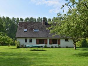 ein Haus mit einer Tischtennisplatte davor in der Unterkunft Spacious vacation home with garden in La Chapelle-sur-Dun